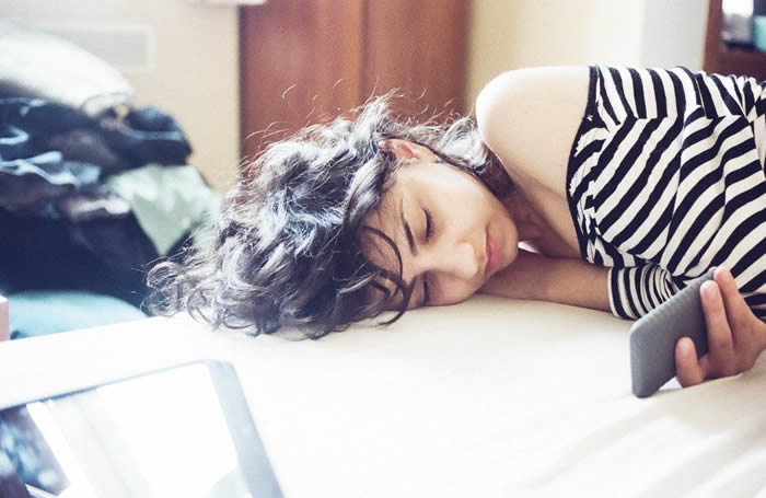 《Frontiers in Psychiatry》:深夜使用智能手机成瘾和睡眠不佳存在非常明显的关系