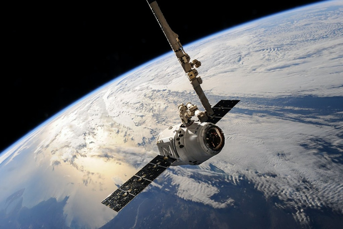美国国防部开发的光电射频天线模组，成功将电力从太空发射回地球。示意图。照片来源：SpaceX／pexels
