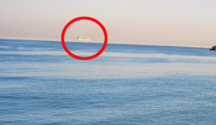 海市蜃楼“上蜃景”:英国男子在多塞特郡伯恩茅斯海岸拍到巨大邮轮飘浮在空中