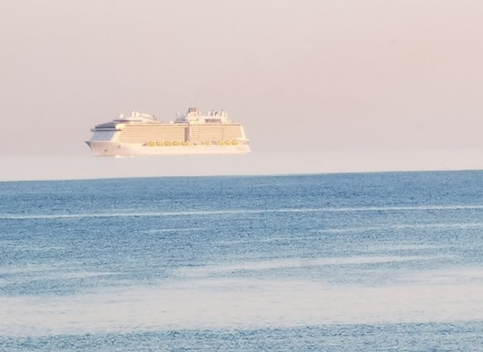 海市蜃楼“上蜃景”:英国男子在多塞特郡伯恩茅斯海岸拍到巨大邮轮飘浮在空中