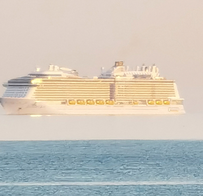海市蜃楼“上蜃景”:英国男子在多塞特郡伯恩茅斯海岸拍到巨大邮轮飘浮在空中