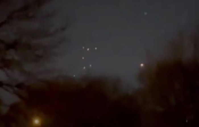 美国密西西比州一对父子在家中亲眼目睹10个发光的不明飞行物在自家屋顶上盘旋