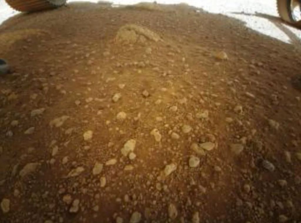 正在火星上执行探测任务的“机智号”无人机向地球传回首张彩色照片