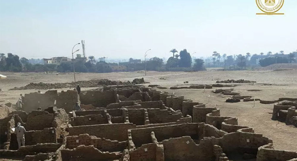 埃及考古队在卢克索附近尼罗河西岸发现失落在沙子里的“黄金城”