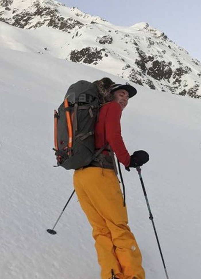 瑞士登山客爬布里斯滕山途中遇见迷路猫咪 一路尾随登顶