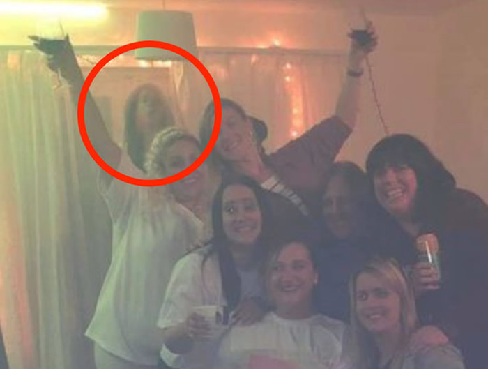灵异照片:英国女子邀请6名好友到家中相聚 合照却出现“第8人”