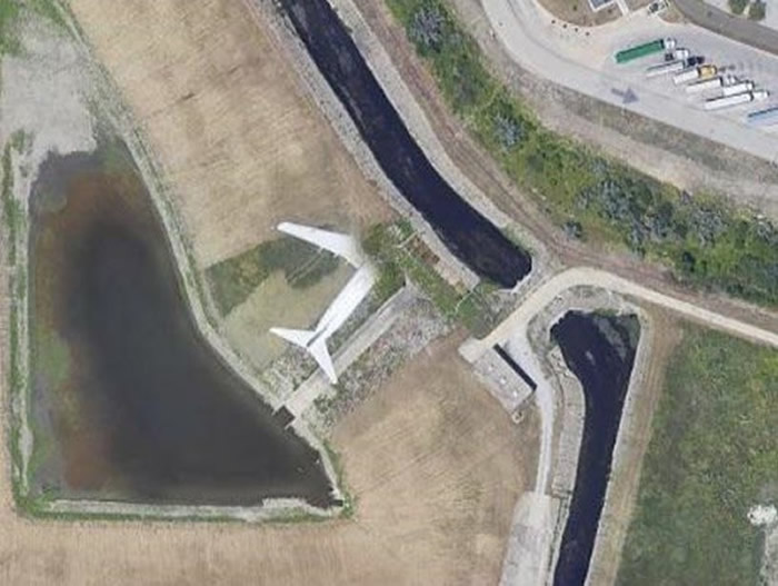 外国Google地图网友在1979年美国航空191号航班空难地点附近发现“幽灵飞机”