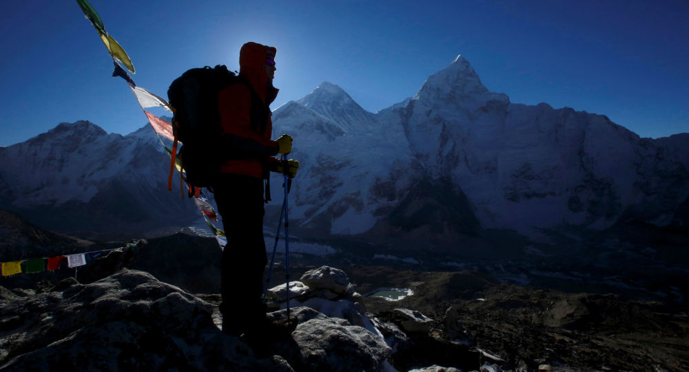 中国视障登山者张洪成为亚洲首位登上世界最高峰珠穆朗玛峰的盲人