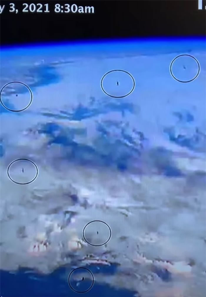 不明飞行物爱好者在观看NASA的国际空间站实时视频直播时发现至少十个神秘UFO