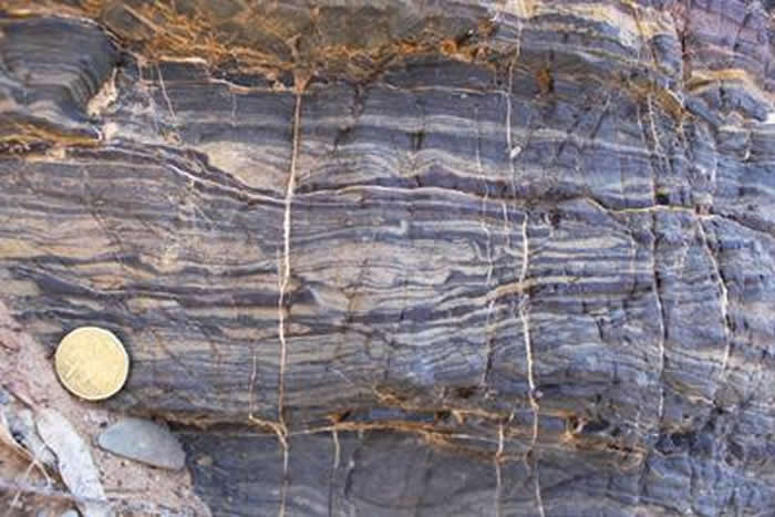 图中是“条带状铁层”,富铁物质呈红色部分,富硅物质呈白色