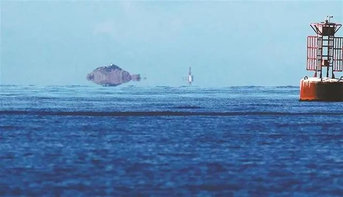 7月15日，深晚记者在大鹏湾拍到的海市蜃楼景象。深圳晚报记者 李晶川 摄