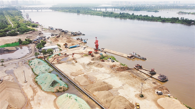 发现鬣狗化石的地方,远处就是东江桥即“龙人”化石发现地滨北公铁两用桥。