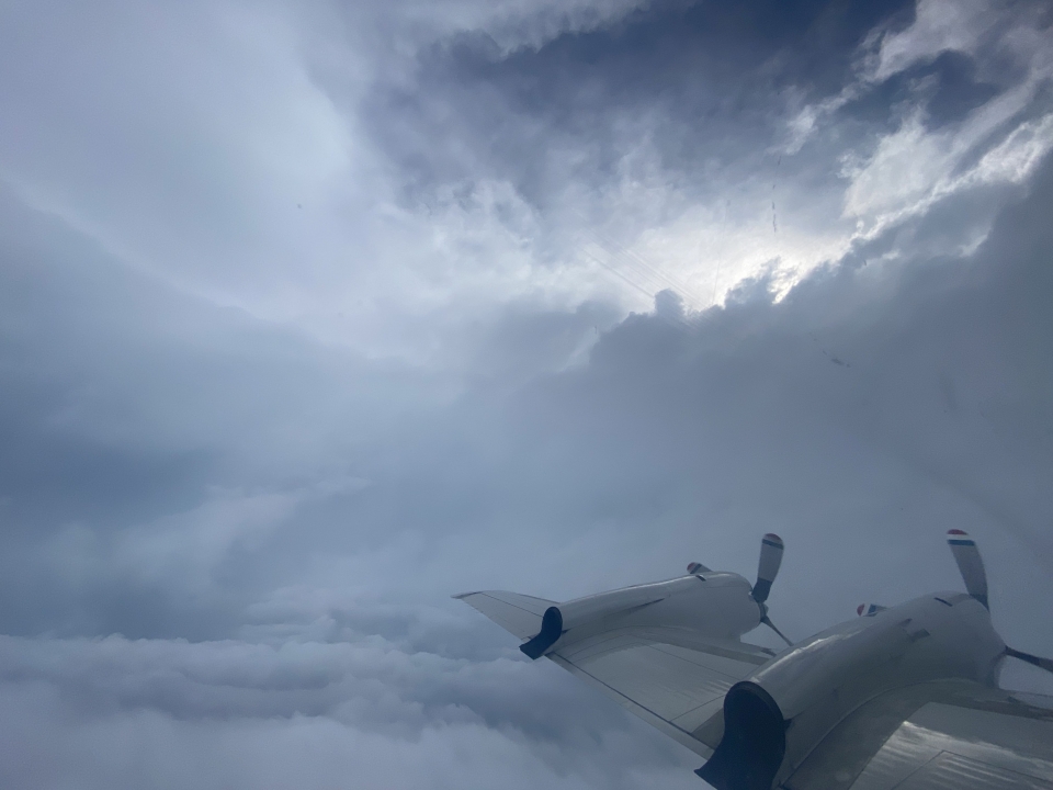 美国国家海洋暨大气总署WP-3D猎户座气象侦察机飞入艾达飓风眼拍下震撼影像