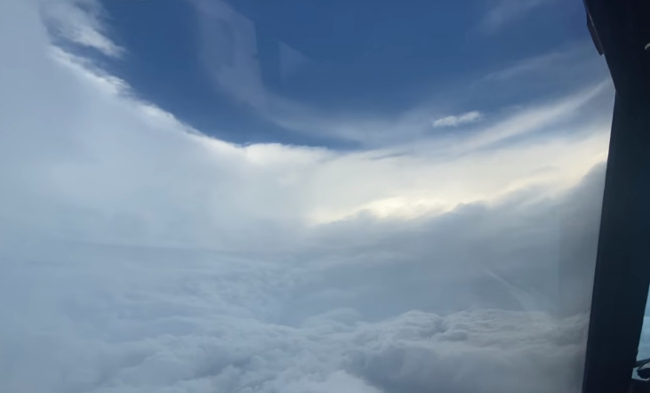 美国国家海洋暨大气总署WP-3D猎户座气象侦察机飞入艾达飓风眼拍下震撼影像