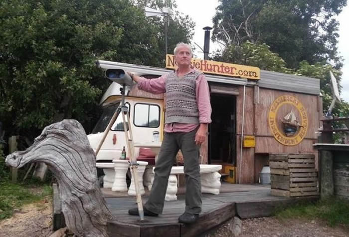 获世界纪录认证的尼斯湖水怪专家史帝夫，踢爆影片为造假。（翻摄Steve Feltham官网）