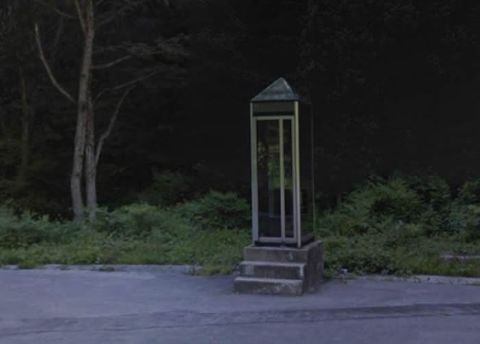 日本网友在Google地图街景发现电话亭的玻璃反射出诡异人影
