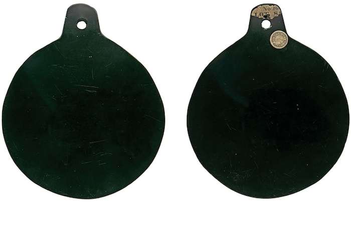 研究人员已确定这枚据信曾在16世纪伊莉莎白一世宫廷中为一名术士兼参谋所用的镜子来自阿兹提克文化。 PHOTOGRAPH BY S. CAMPBELL