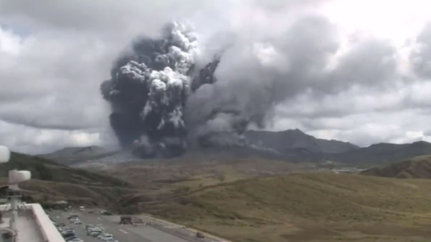 日本熊本县的阿苏火山20日上午爆发