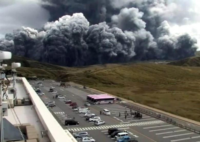 日本熊本县知名的阿苏火山20日早上突然喷发