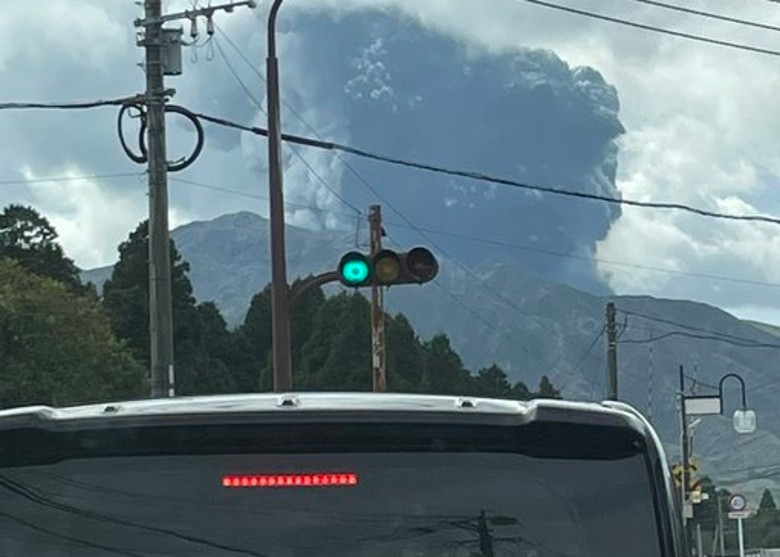日本熊本县知名的阿苏火山20日早上突然喷发