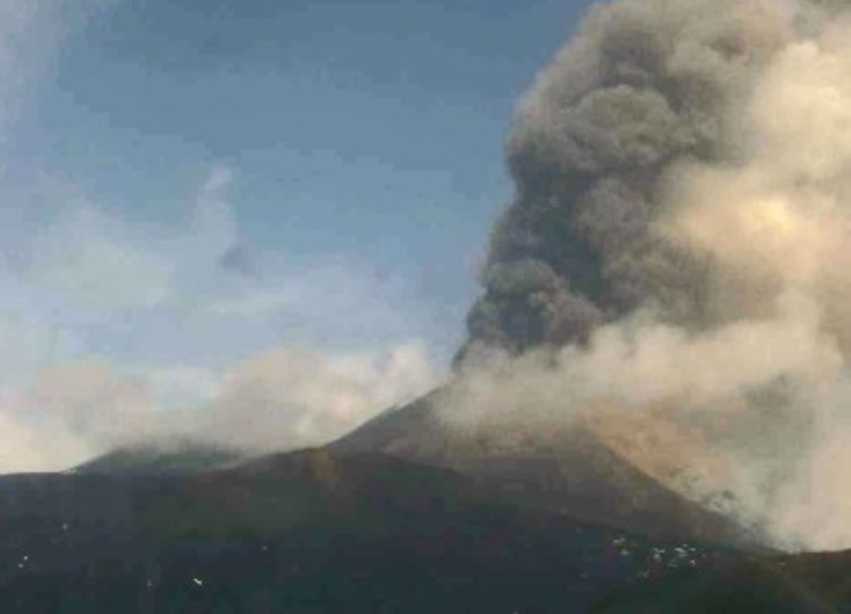 意大利西西里埃特纳火山23日上午8时喷发