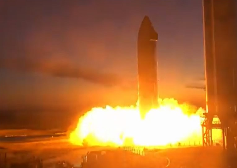 美国太空探索科技公司SpaceX载人火箭“星际飞船”原型点火测试成功