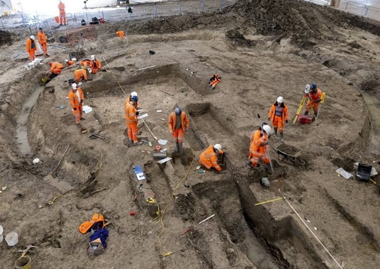 英国2号高速铁路项目施工地点出土一对完整的古罗马时代男女半身雕像