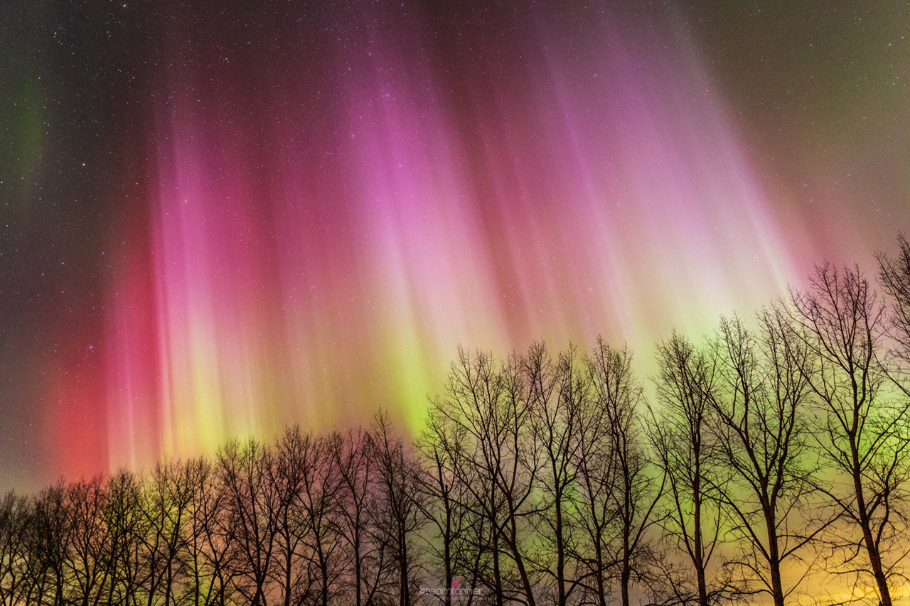 太阳爆发X1等级耀斑 地球各地出现充满不同色彩的极光