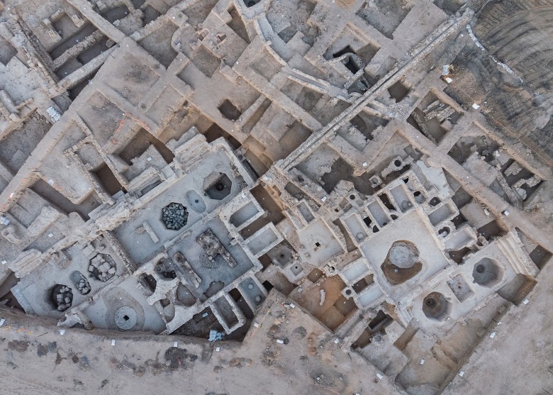 以色列古代红酒厂遗址发现拜占庭时期的紫晶金戒指 或是古人用以预防宿醉的饰物