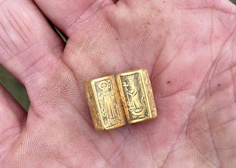 英国女护士到北约克郡农田用金属探测器寻宝 发现微型黄金圣经