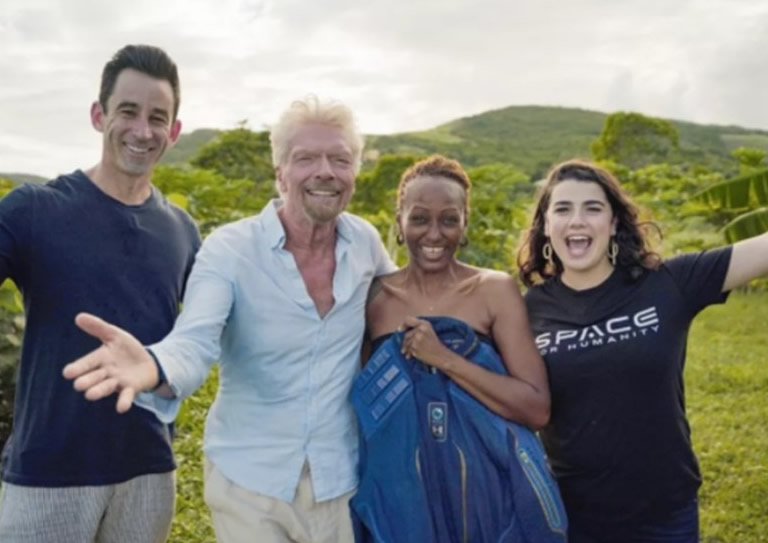 布兰森(左二)亲自到访沙哈夫(右二)家中祝贺