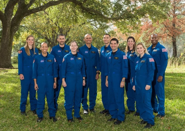 NASA新训练员亮相 完成课程将赴国际太空站