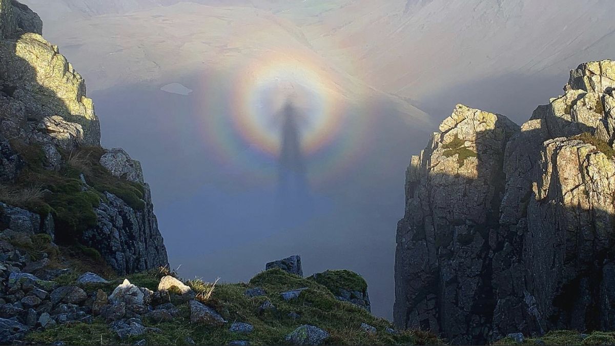 布罗肯奇景！英国男子爬山时回望惊见被七彩光影环绕的“鬼影”