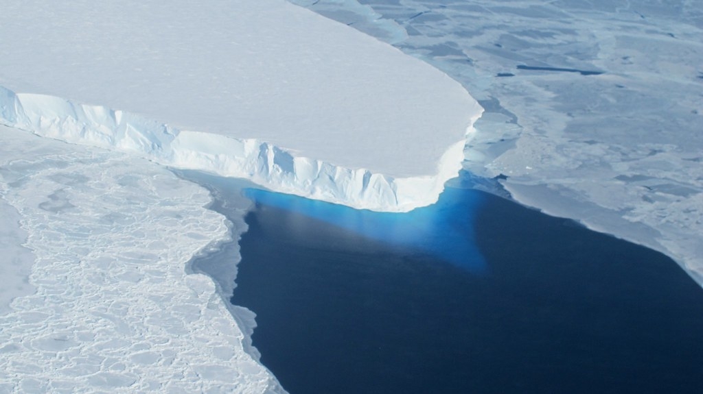多位科学家表示，思韦茨冰川现在崩解的风险相当严重，寿命只剩下几年。照片来源：NASA / James Yungel（CC BY 2.0）
