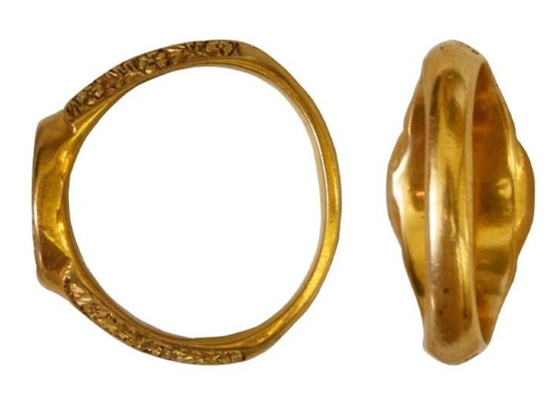 英国剑桥郡伊利市附近田野有人用金属探测器发现有321年历史红松鼠金戒指