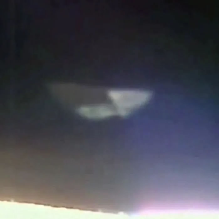 国际空间站外惊现平行前进的三角形不明飞行物UFO？
