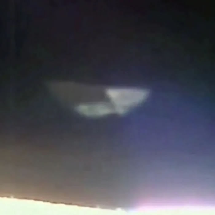 国际空间站外惊现平行前进的三角形不明飞行物UFO?