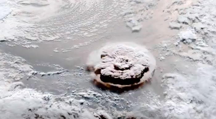 ����ʵ�����Ӻ��׻�ɽ�󱬷� ���Һ�Х�������̫ƽ��