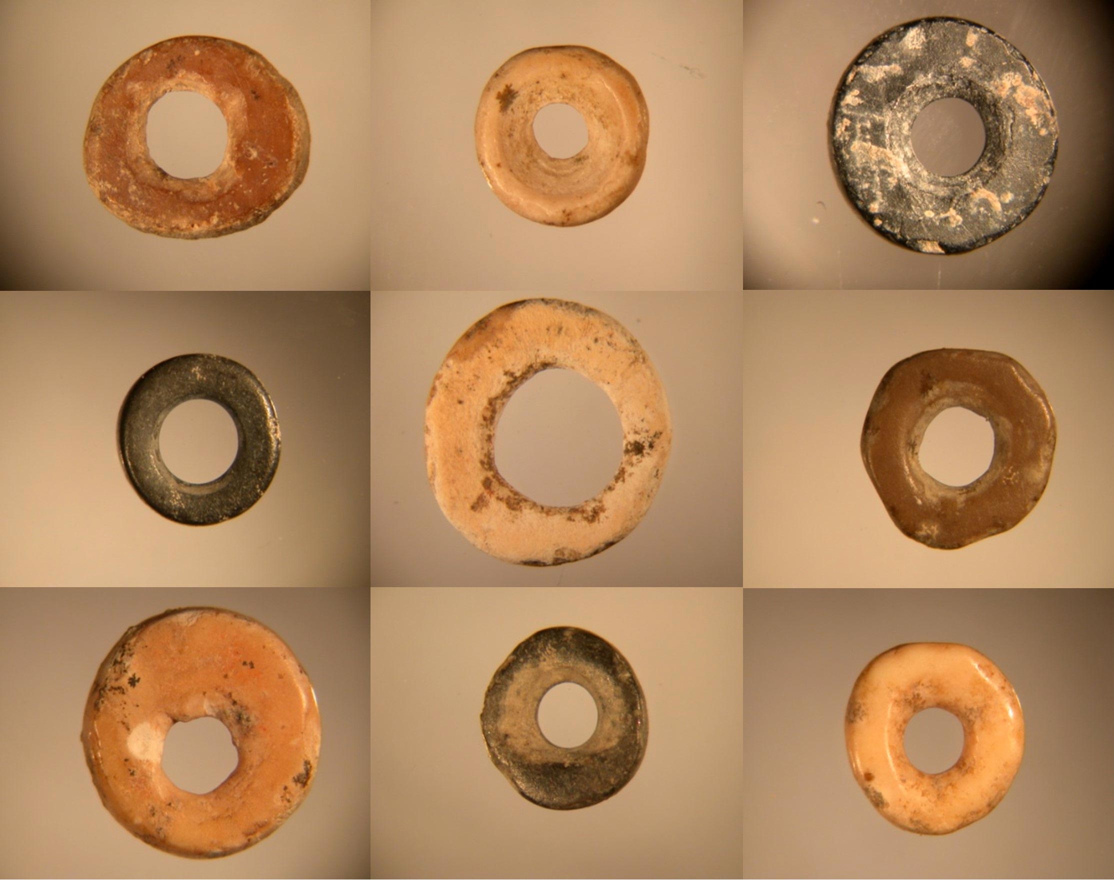 考古鸵鸟蛋壳珠子的数字显微镜图像。