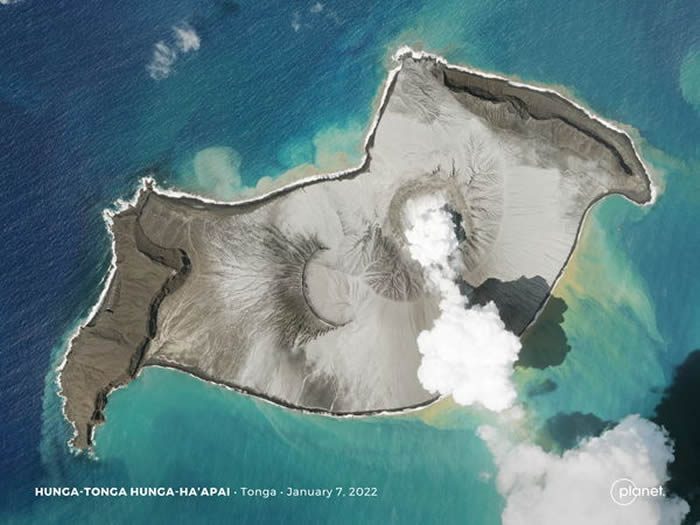 汤加火山岛「洪加汤加-洪加哈派」(Hunga Tonga-Hunga Ha’apai)喷发前。(图/路透)