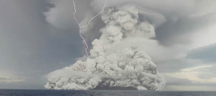 南太平洋岛国汤加海底火山Hunga Tonga-Hunga Ha’apai爆发瞬间的画面曝光