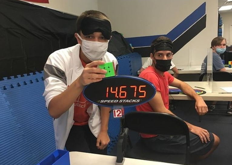 美国佛罗里达州16岁少年Tommy Cherry打破蒙眼还原扭计骰最短时间健力士世界纪录