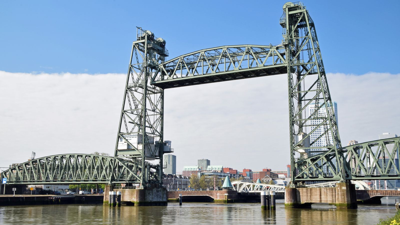 让亚马逊始创人贝索斯超级游艇出海 荷兰鹿特丹市要拆除著名地标科宁斯文大桥