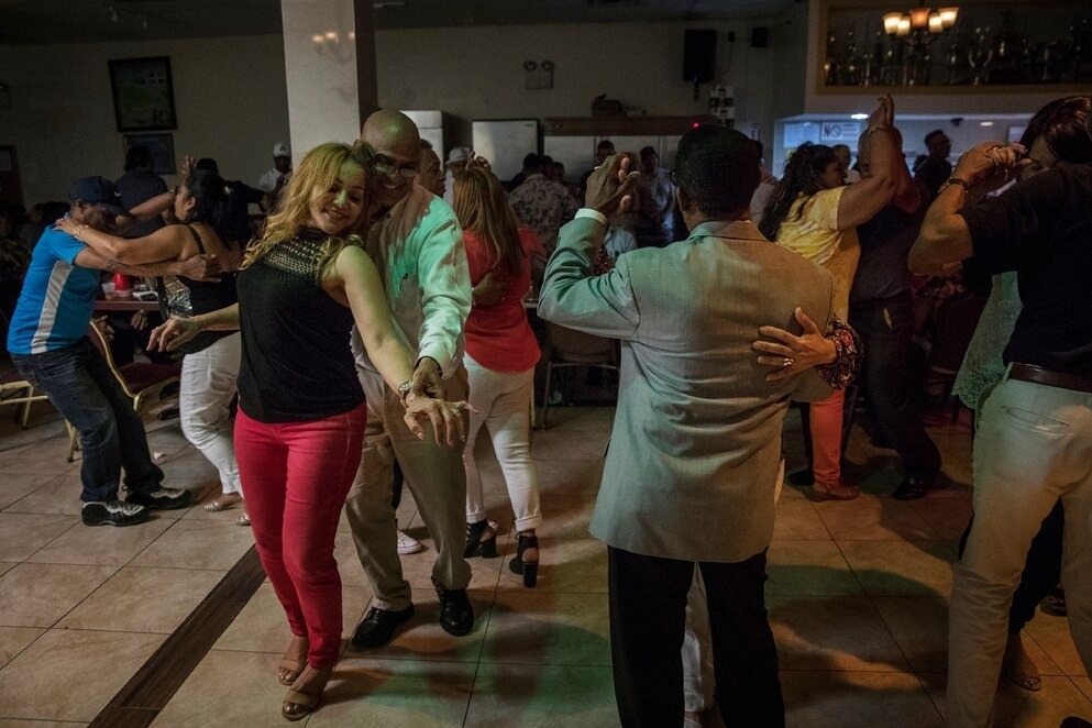 多明尼加共和国：巴洽塔舞 - 巴洽塔舞的音乐和舞步融合了波丽露、恰恰和美伦格舞的元素。乐队以吉他、打击乐器演奏，搭配四拍子的歌曲。舞者则是以摇摆臀部、八个舞步的