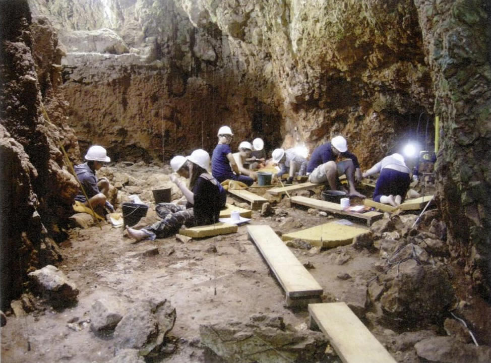 生活在17万年前的早期人类对空间规划非常了解 懂得将炉灶放置在洞穴中最佳位置