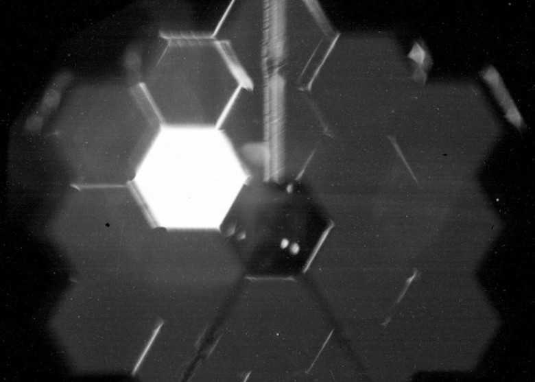 詹姆斯.韦伯太空望远镜首传自拍像 借恒星校准镜片