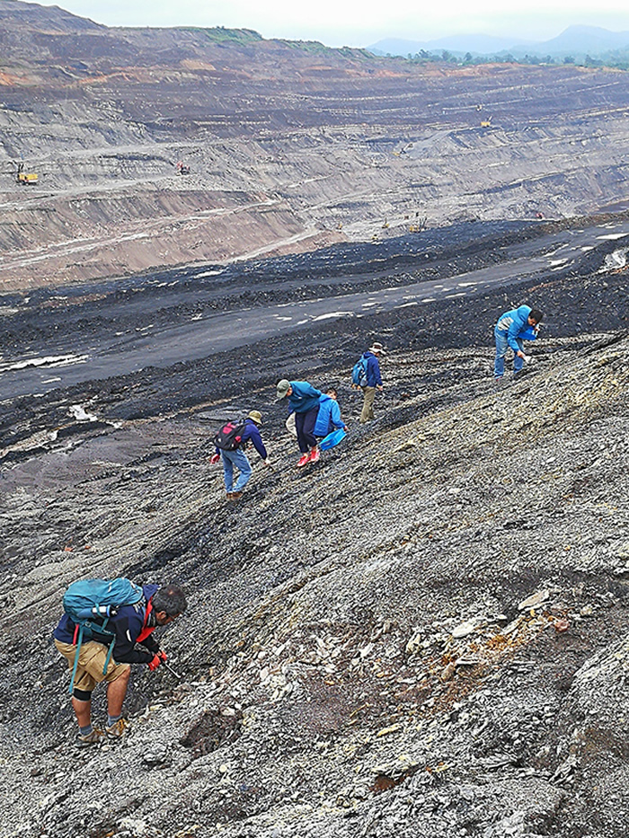 科研团队在位于越南北部谅山省的那阳煤矿考察。(吴飞翔 摄)