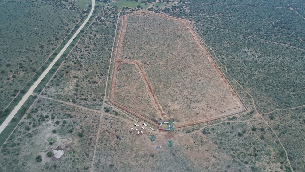 2022年2月12日,纳米比亚的新闻记者约翰.格罗布勒与一位友人以无人机拍下了这段画面:22头野生大象被关在农场里等待出口。 PHOTOGRAPH COURTE