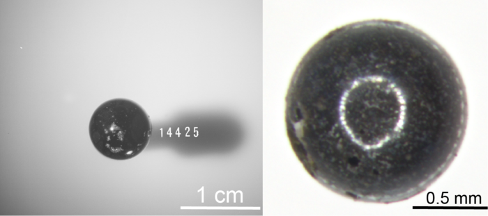 两个浑圆的全玻质的玻璃球内含有很少的杂质,图片来源分别分别为Lunar and Planetary Institute 和中国航天局