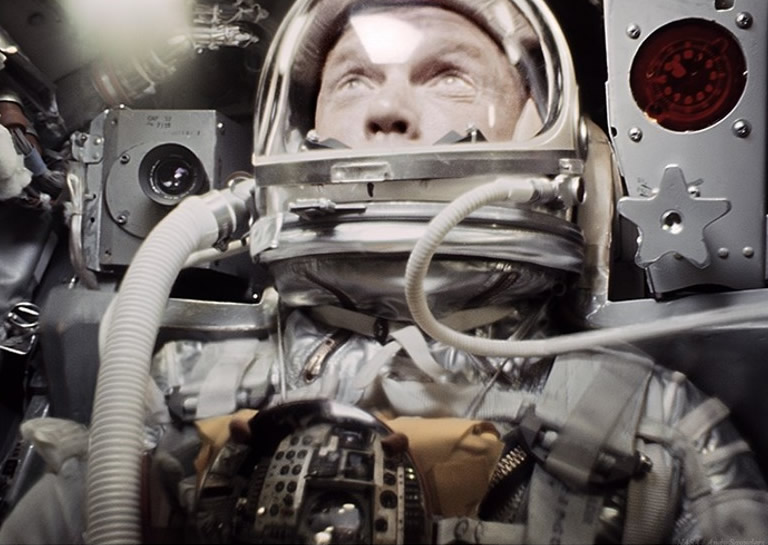 约翰?格伦John Glenn成为首位进入地球轨道的美国宇航员60周年 专家发修复照纪念